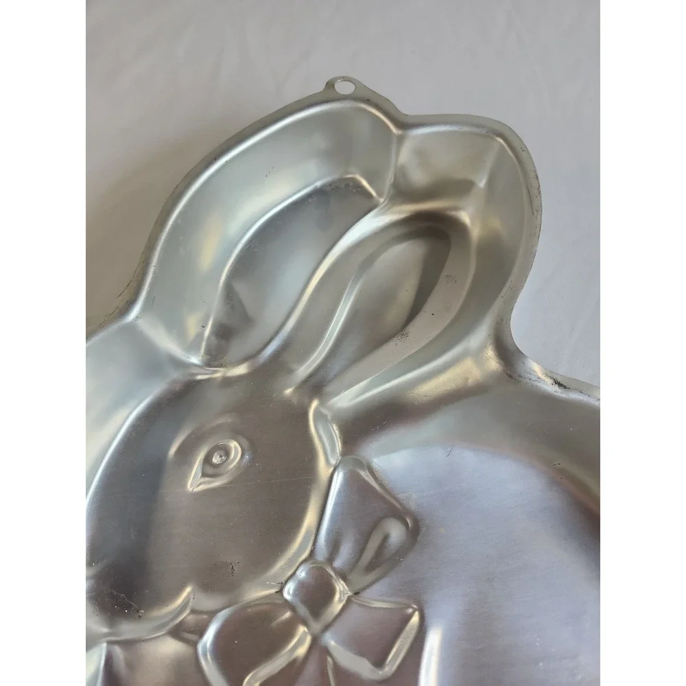 Vintage 2000 Wilton Easter Bunny Aluminum Cake Pan‎